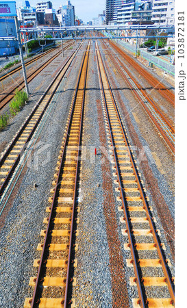 埼玉県川口市付近の陸橋から見た鉄道線の風景 103872181