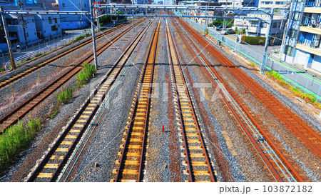 埼玉県川口市付近の陸橋から見た鉄道線の風景 103872182