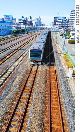 埼玉県川口市付近の陸橋から見た鉄道線の風景 103872185