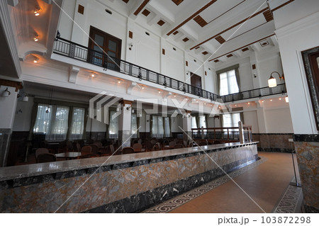 レトロな銀行窓口 レトロな銀行窓口 103872298