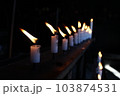 何十本も並んでる蝋燭の火 103874531