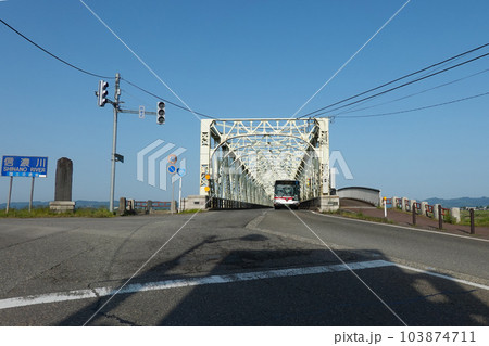 信濃川に架かる長生橋（新潟県長岡市） 103874711