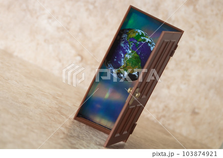 扉を開けて別世界へ・宇宙 扉を開けて別世界へ・宇宙 103874921