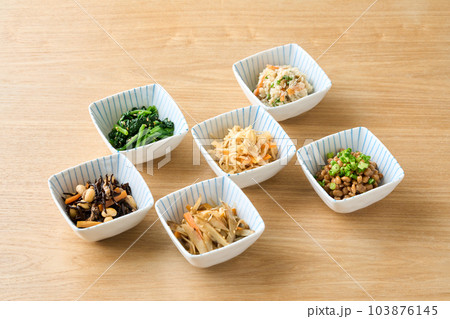 小鉢に盛り付けた色々なお惣菜 103876145