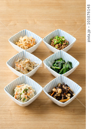 小鉢に盛り付けた色々なお惣菜 103876148