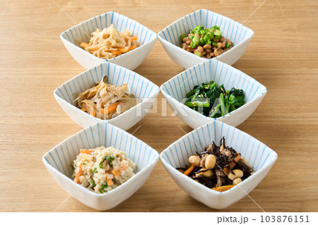 小鉢に盛り付けた色々なお惣菜 小鉢に盛り付けた色々なお惣菜 103876151