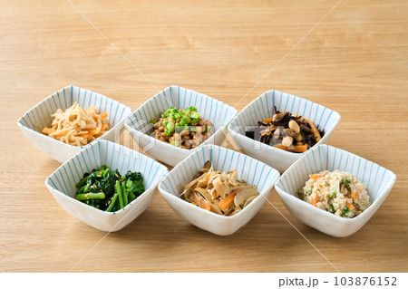 小鉢に盛り付けた色々なお惣菜 103876152