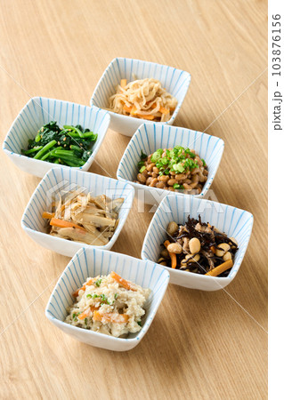 小鉢に盛り付けた色々なお惣菜 小鉢に盛り付けた色々なお惣菜 103876156