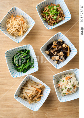 小鉢に盛り付けた色々なお惣菜 103876161