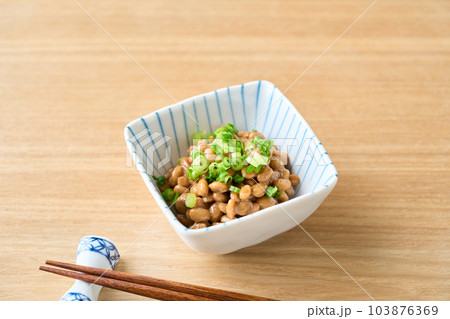 小鉢に盛り付けた納豆 103876369