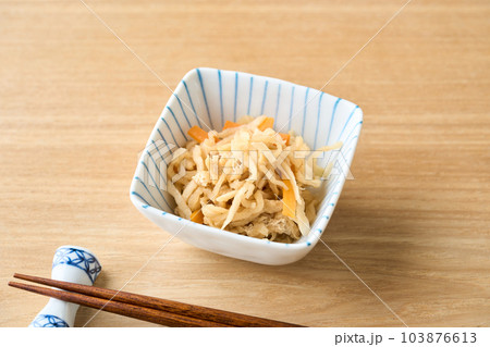 小鉢に盛り付けた切り干し大根の煮物 103876613