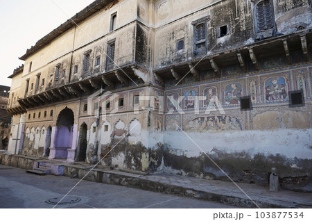 Old Haveli in Shekhawat. Marwari merchants constructed grand havelis in the Shekhawati region dated 17th to 19th centuries richly decorated with painted murals, Nawalgarh, Rajasthan, India 103877534