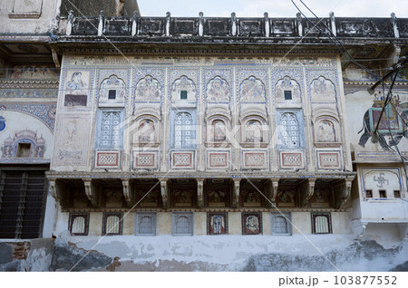 Old Haveli in Shekhawati. Marwari merchants constructed grand havelis in the Shekhawati region dated 17th to 19th centuries richly decorated with painted murals, Nawalgarh, Rajasthan, India 103877552