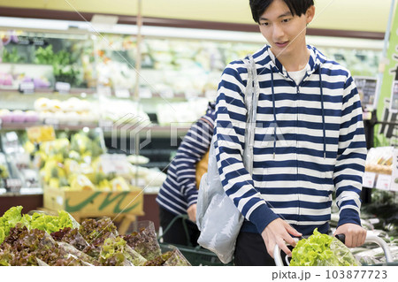 スーパーで買い物をする若い男性 103877723