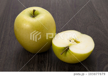 黄色リンゴのシナノゴールド 黄色リンゴのシナノゴールド 103877879