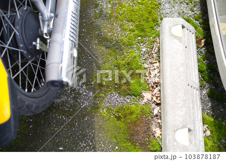 駐車場のバイクと輪止め 駐車場のバイクと輪止め 103878187