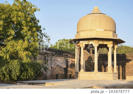 Old water well, near Seth Harmukhrai Sanehiram Chokhani Double Haveli, located in Mandawa, Shekhawati, Rajasthan, India 103878777