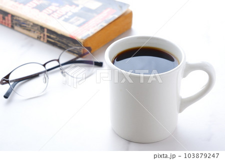 お気に入りのマグカップに淹れたてのコーヒーを入れてひと休み お気に入りのマグカップに淹れたてのコーヒーを入れてひと休み 103879247