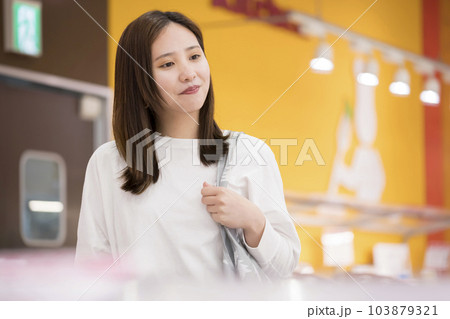 スーパーで買い物をする若い女性 スーパーで買い物をする若い女性 103879321