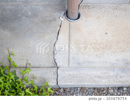 コンクリートのひび割れ（クラック） 103879754