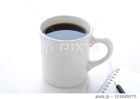 仕事の合間に、お気に入りのマグカップに淹れたてのコーヒーを入れて、ひと休み 103880070