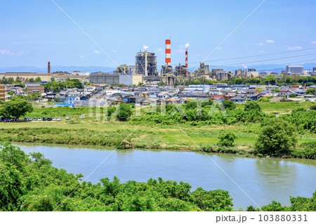 庄内川と春日井市の市街地遠景 103880331