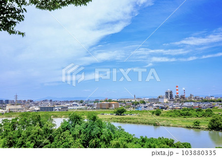庄内川と春日井市の市街地遠景 103880335