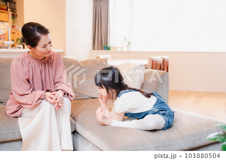帰省した孫と話すおばあちゃん 帰省した孫と話すおばあちゃん 103880504