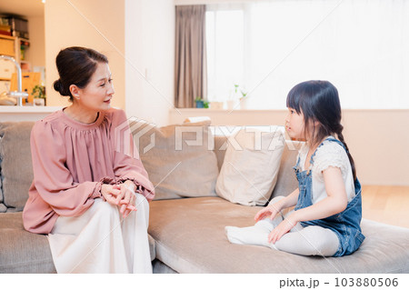 帰省した孫と話すおばあちゃん 103880506