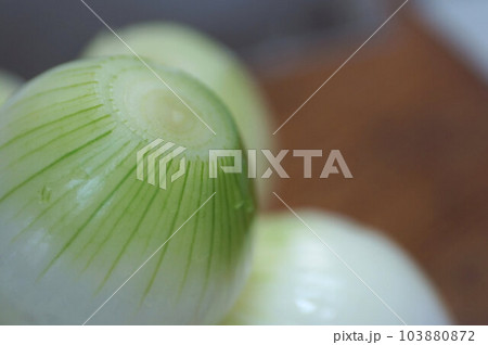 小粒のタマネギ　スープ用にたくさん皮をむきました 103880872