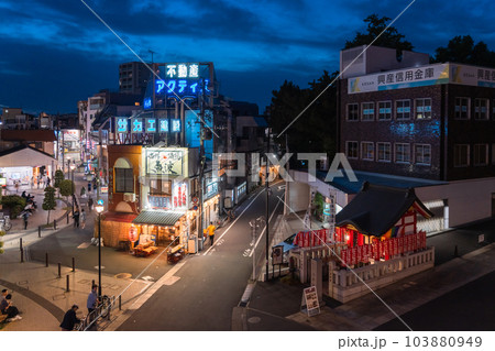 《東京都》ノスタルジックな街並み・東京下町夜景 103880949