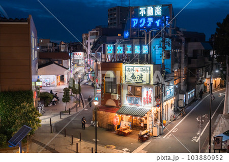 《東京都》ノスタルジックな街並み・東京下町夜景 103880952