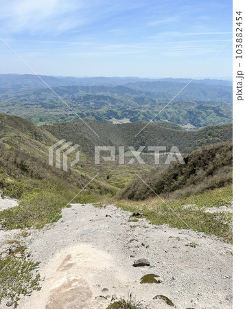 【島根県】三瓶山の爆裂火口（男三瓶山からの展望） 103882454