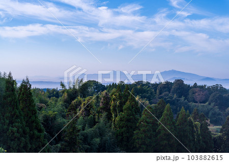 早朝の山並み風景 鞠智城跡 展望台から観える絶景 雲海風景 早朝の山並み風景 鞠智城跡 展望台から観える絶景 雲海風景 103882615