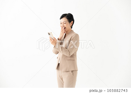 ビジネス　女性　スマホ 103882743