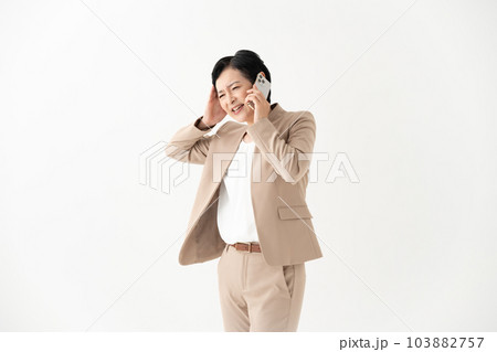 ビジネス　女性　通話　トラブル 103882757
