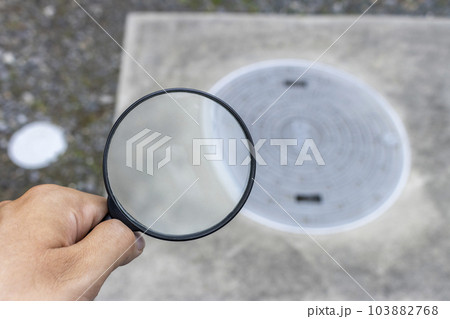 浄化槽を虫メガネで確認するイメージ 103882768