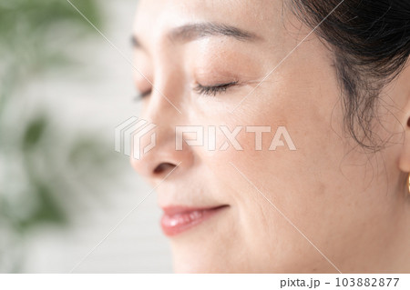 ミドル女性　目元　 103882877