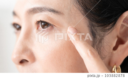 ミドル女性　目元　 103882878