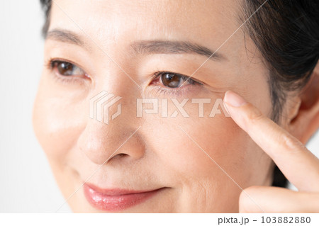 ミドル女性　目元　 103882880