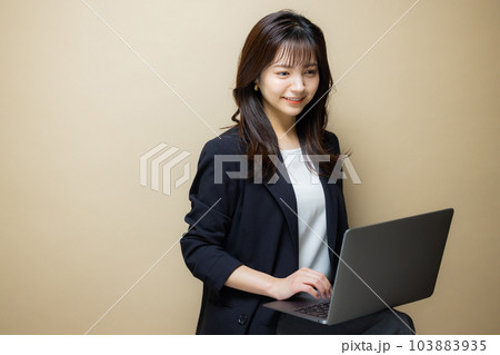ビジネスウーマン　ベージュバック　 103883935
