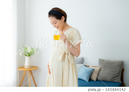 妊婦 リビング 妊婦 リビング 103884142