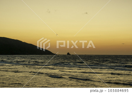 奄美大島　鏡崎の夕焼け風景　世界遺産の海　かがんばなトンネルの見える風景　奄美観光スポット　 103884695