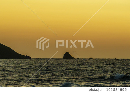 奄美大島 鏡崎の夕焼け風景 世界遺産の海 かがんばなトンネルの見える風景 奄美観光スポット 奄美大島 鏡崎の夕焼け風景 世界遺産の海 かがんばなトンネルの見える風景 奄美観光スポット 103884696