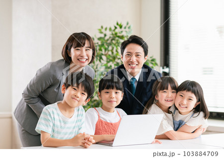プログラミングの勉強をする小学生 103884709