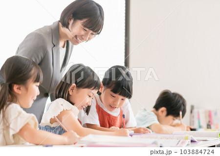学習塾で勉強する小学生 103884724