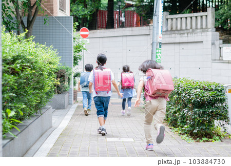 歩道を走る小学生 歩道を走る小学生 103884730