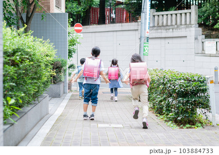 歩道を走る小学生 歩道を走る小学生 103884733