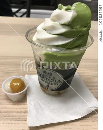 アメリカで食べた抹茶パフェ 103885397