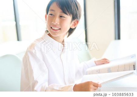 勉強をする小学生の男の子 103885633